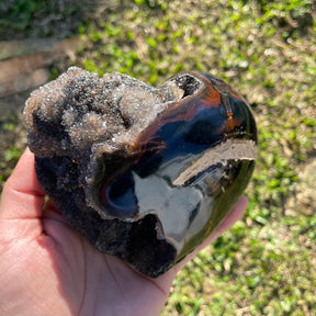 PEDRA EM FORMA DE CORAÇÃO DE ÁGATA COM GEODO EM SUPORTE DE METAL - PEDRA ALURA