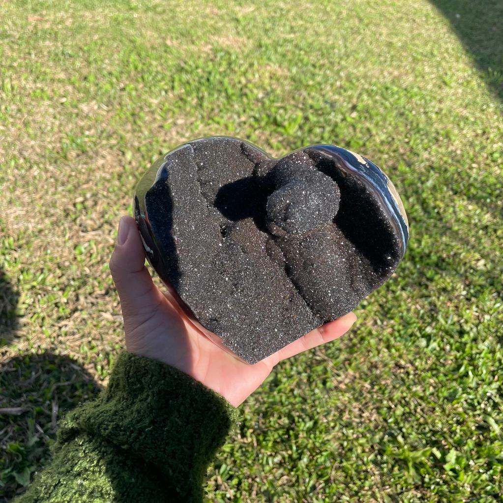 PEDRA EM FORMA DE CORAÇÃO DE ÁGATA COM GEODO EM SUPORTE DE METAL - PEDRA ALURA