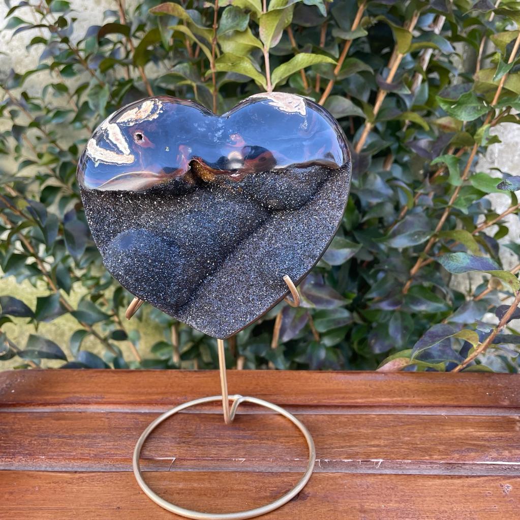 AGATE HEART SHAPED STONE WITH GEODE ON METAL STAND - ALURA STONE