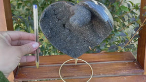 PEDRA EM FORMA DE CORAÇÃO DE ÁGATA COM GEODO EM SUPORTE DE METAL - PEDRA ALURA